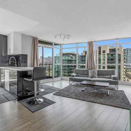 2 Bedroom Waterfront Condo Downtown W/ Free Parking Toronto Bagian luar foto