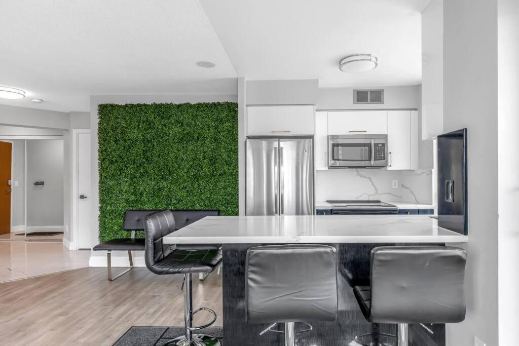 2 Bedroom Waterfront Condo Downtown W/ Free Parking Toronto Bagian luar foto