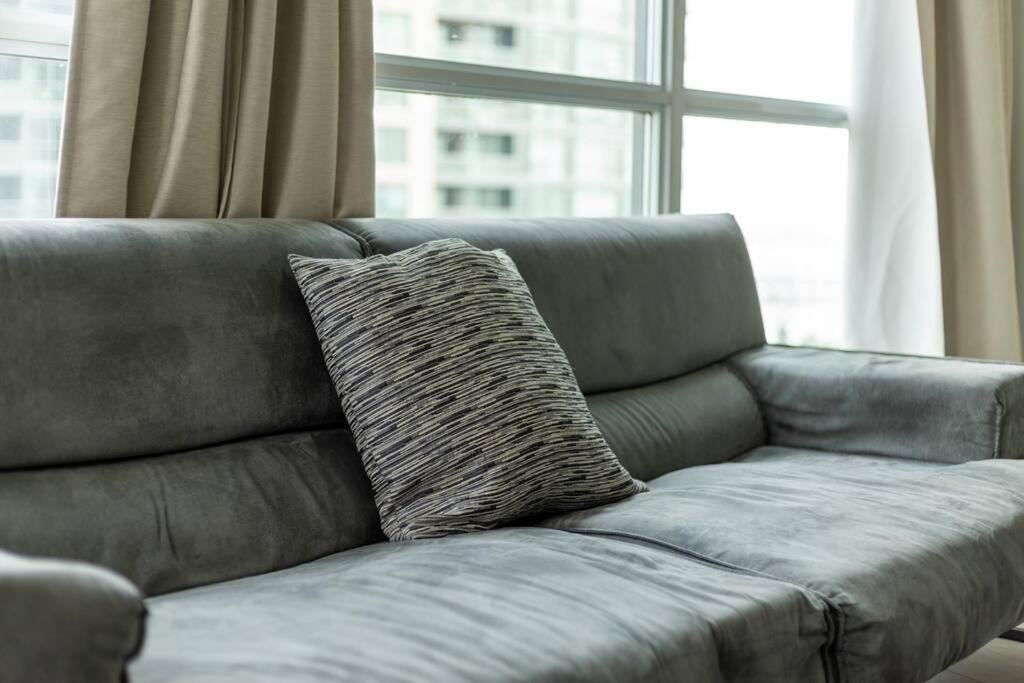 2 Bedroom Waterfront Condo Downtown W/ Free Parking Toronto Bagian luar foto