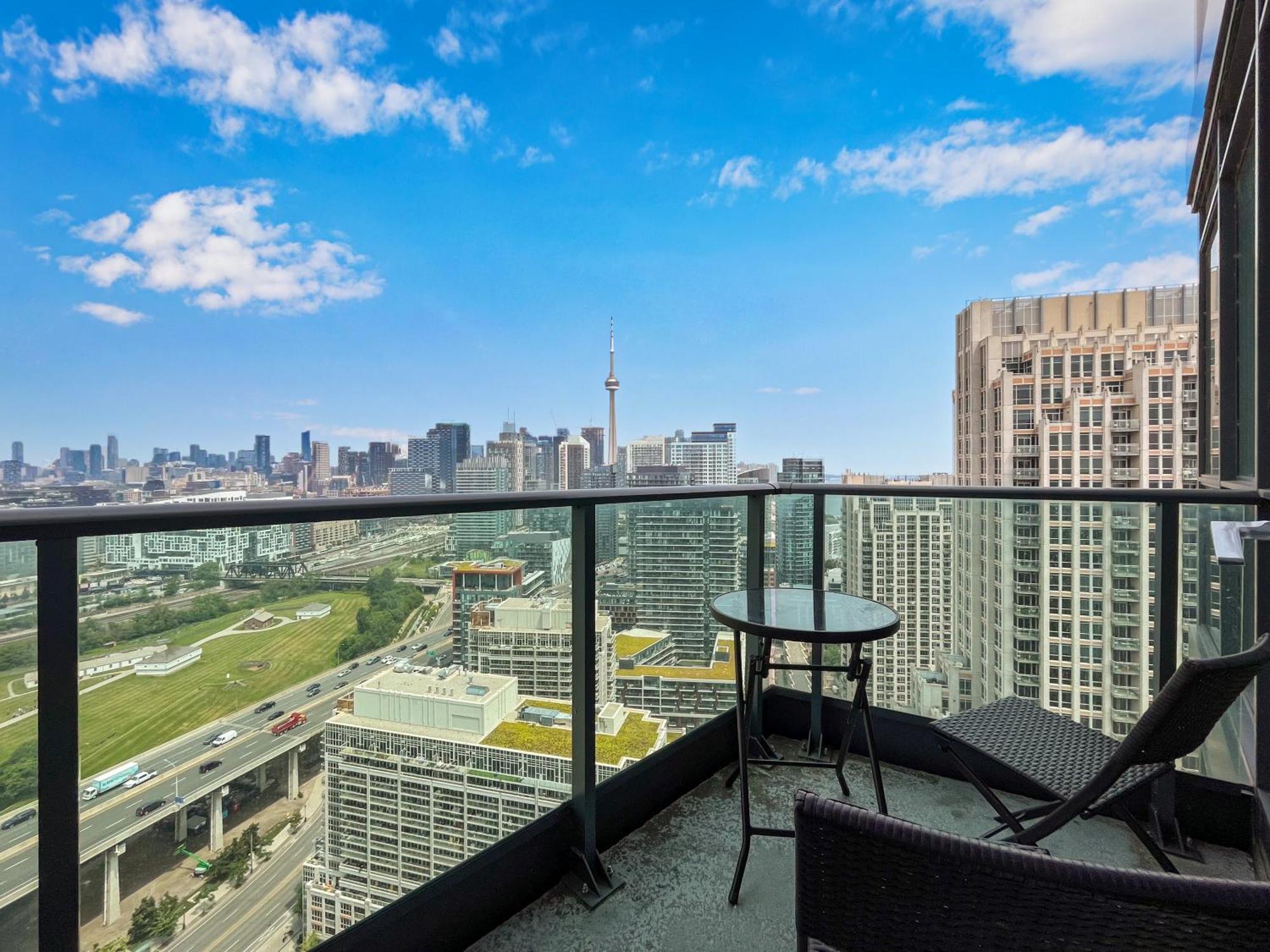 2 Bedroom Waterfront Condo Downtown W/ Free Parking Toronto Bagian luar foto