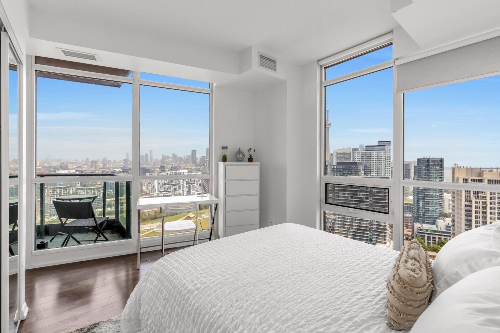 2 Bedroom Waterfront Condo Downtown W/ Free Parking Toronto Bagian luar foto