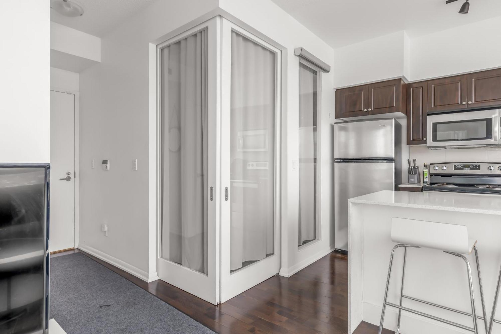 2 Bedroom Waterfront Condo Downtown W/ Free Parking Toronto Bagian luar foto