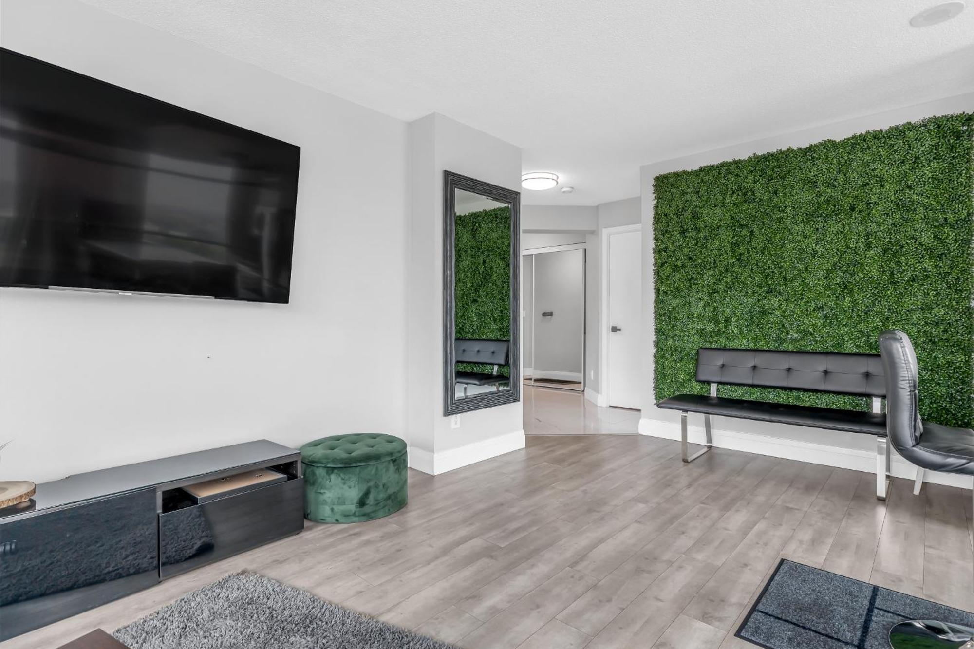 2 Bedroom Waterfront Condo Downtown W/ Free Parking Toronto Bagian luar foto