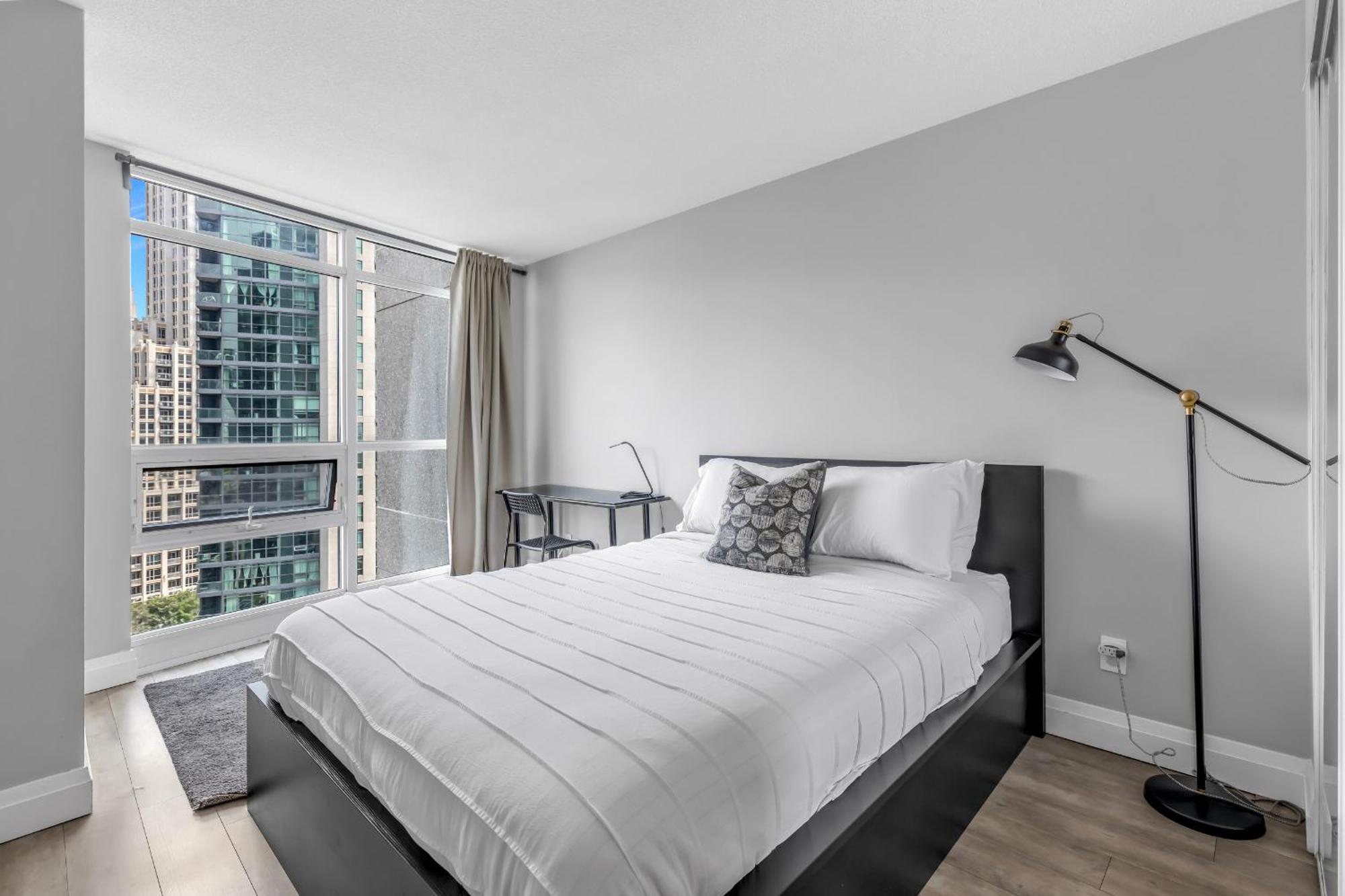 2 Bedroom Waterfront Condo Downtown W/ Free Parking Toronto Bagian luar foto