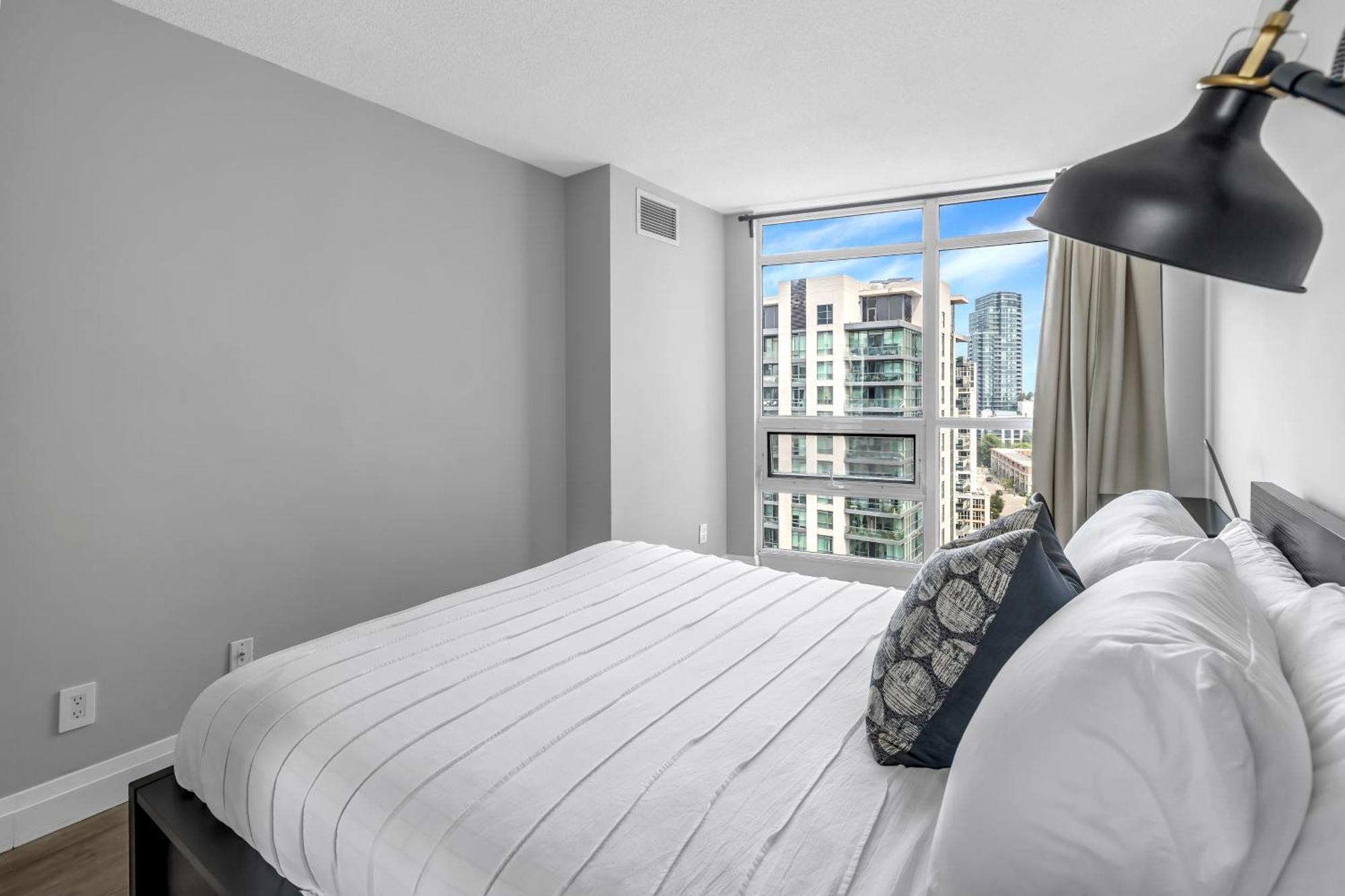 2 Bedroom Waterfront Condo Downtown W/ Free Parking Toronto Bagian luar foto