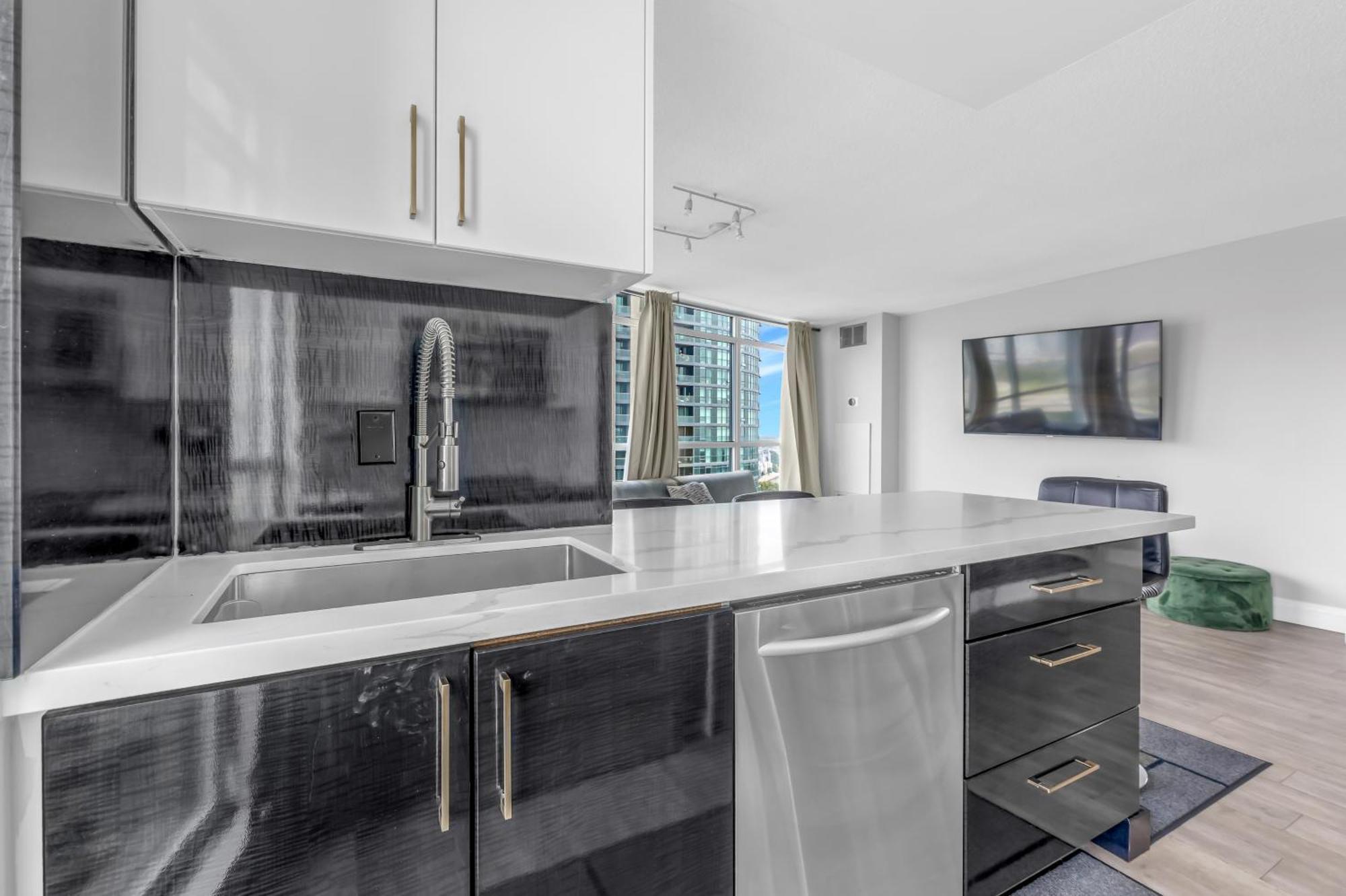 2 Bedroom Waterfront Condo Downtown W/ Free Parking Toronto Bagian luar foto