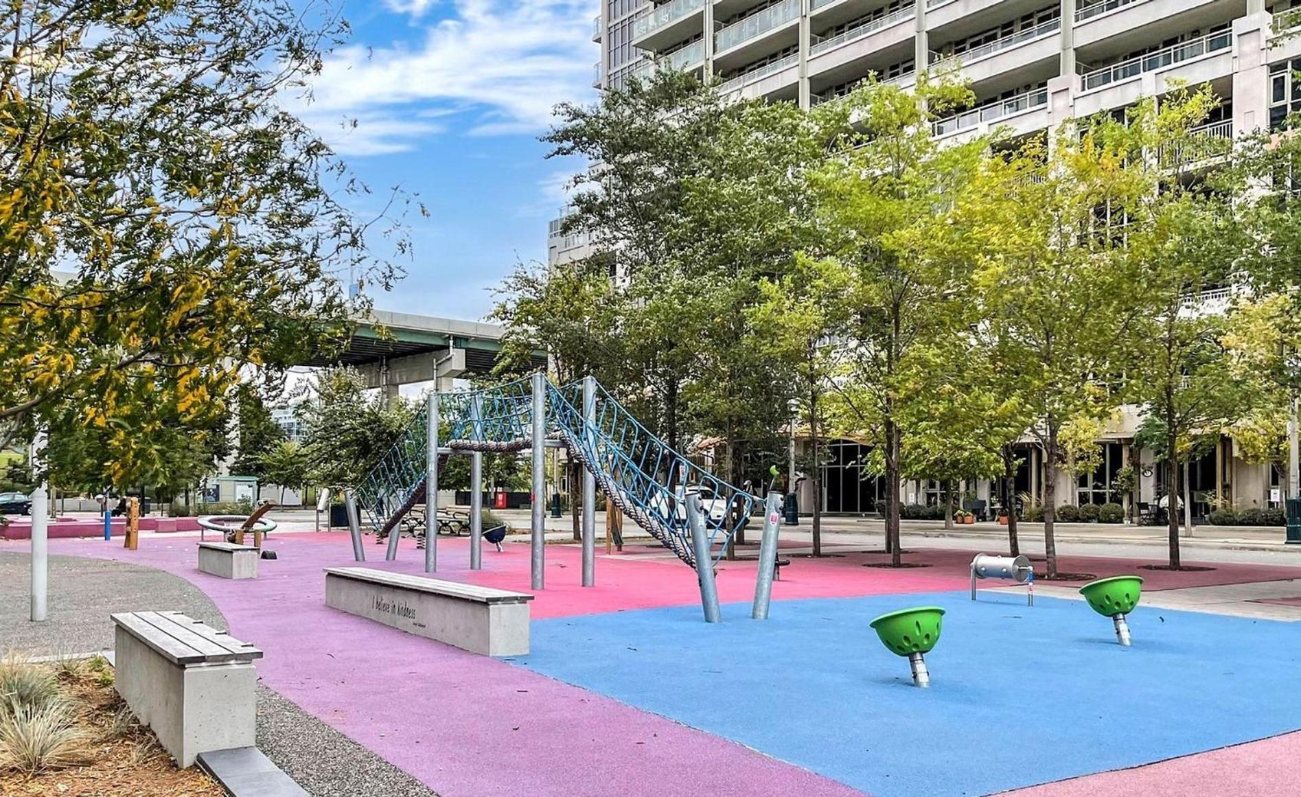2 Bedroom Waterfront Condo Downtown W/ Free Parking Toronto Bagian luar foto