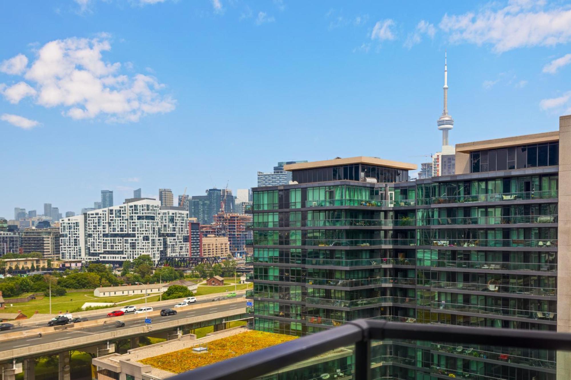 2 Bedroom Waterfront Condo Downtown W/ Free Parking Toronto Bagian luar foto
