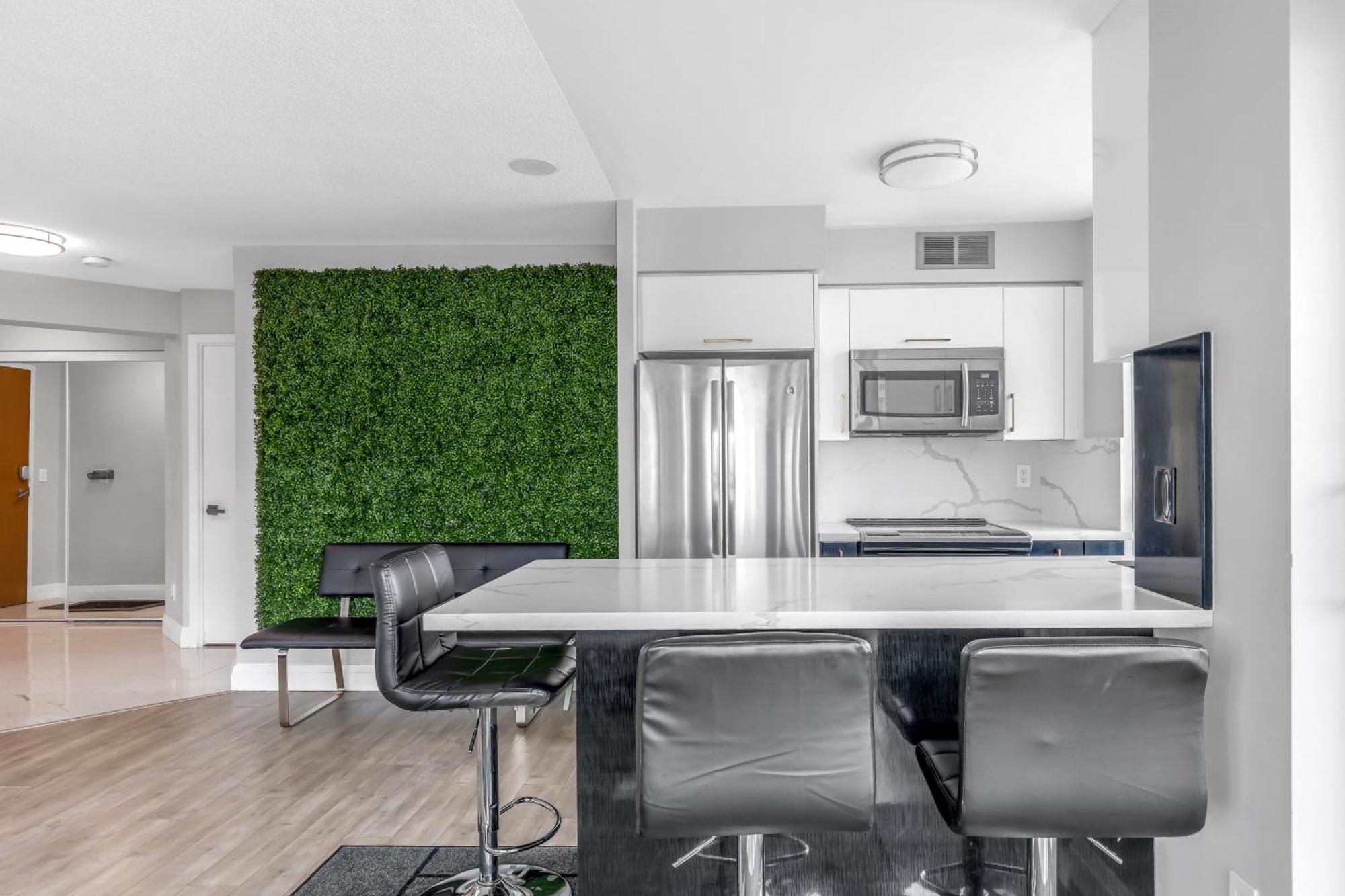 2 Bedroom Waterfront Condo Downtown W/ Free Parking Toronto Bagian luar foto